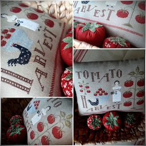 Puede incluir: Cuatro fundas de cojín bordadas con un tema de granja. Las almohadas presentan una combinación de colores rojo y verde con una variedad de diseños que incluyen una gallina, tomates y las palabras "Cosecha de tomates".
