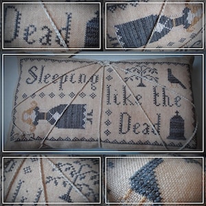 Könnte beinhalten: Ein beigefarbenes Kissen mit Kreuzstich-Stickerei. Das Kissen zeigt ein schwarz-weißes Bild einer Frau in einem Kleid, einem Baum, einem Vogel und einem Grabstein. Der Text "Sleeping like the Dead" ist auf das Kissen gestickt.