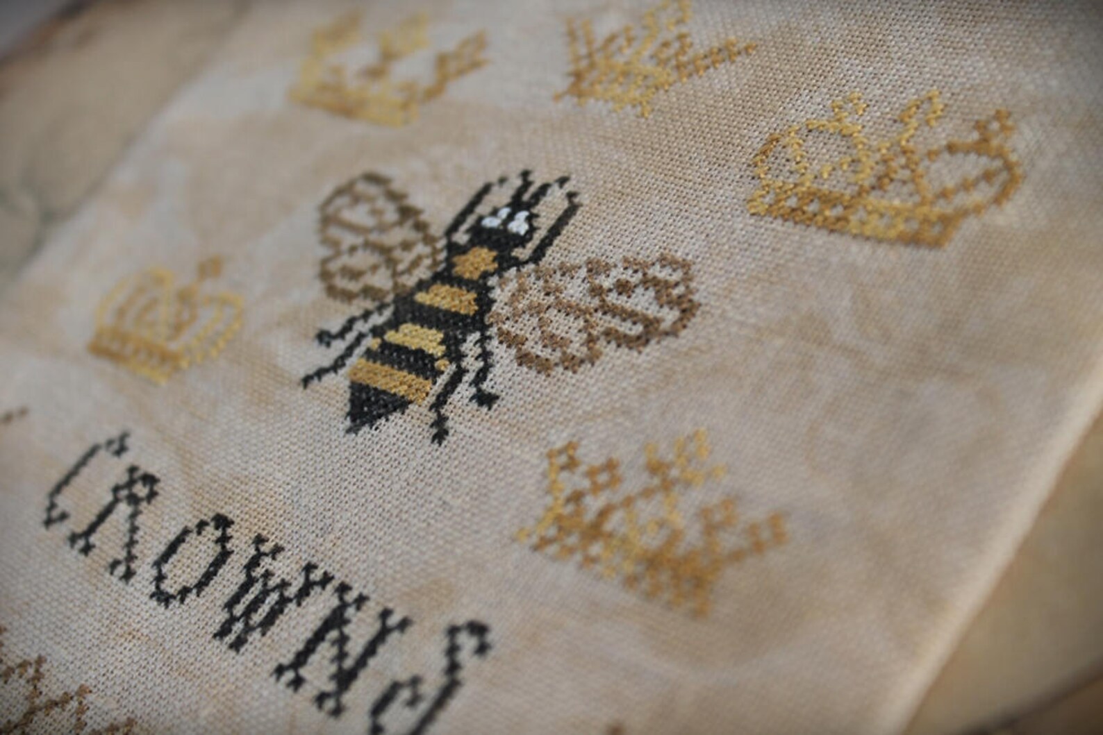 Queen Bee's Crowns / Cross Stitch Pattern / PDF - Etsy