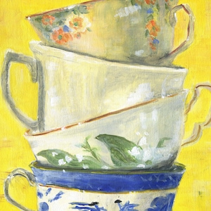 Op de afbeelding: Een schilderij van vier gestapelde theekopjes tegen een gele achtergrond. De kopjes zijn wit, blauw en geel, met bloemen- en bladerpatronen. Het bovenste kopje heeft oranje en blauwe bloemen.