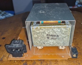 Transformador Hitachi MS-W560E con conector de alimentación de CA y placa de alimentación.