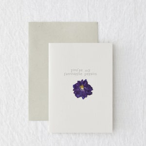 Persona favorita: tarjeta de felicitación de aniversario de amistad con flores prensadas simples