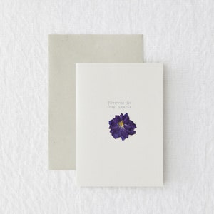 Pour toujours dans nos coeurs - Simple sympathie condoléances Fleur pressée minimale Carte de vœux