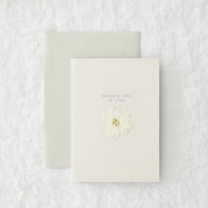 Liebe senden - Einfache minimale gepresste weiße Blumen-Gruß-Karte