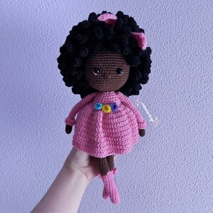 Destiny adorable muñeca floral Regalo de Cumpleaños, Muñeca Afro, Muñeca, Amigurumi, Muñeca de color, Muñeca Inclusiva, Diversidad imagen 2