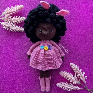 Destiny adorable muñeca floral Regalo de Cumpleaños, Muñeca Afro, Muñeca, Amigurumi, Muñeca de color, Muñeca Inclusiva, Diversidad imagen 1