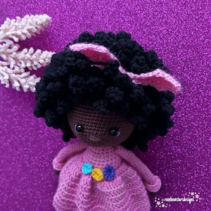 Destiny adorable muñeca floral Regalo de Cumpleaños, Muñeca Afro, Muñeca, Amigurumi, Muñeca de color, Muñeca Inclusiva, Diversidad imagen 3