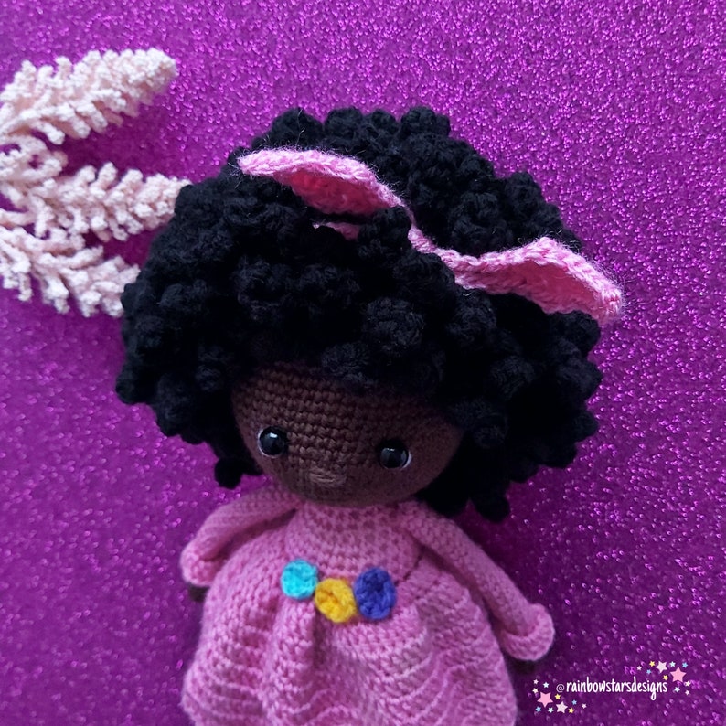 Destiny adorable muñeca floral Regalo de Cumpleaños, Muñeca Afro, Muñeca, Amigurumi, Muñeca de color, Muñeca Inclusiva, Diversidad imagen 3