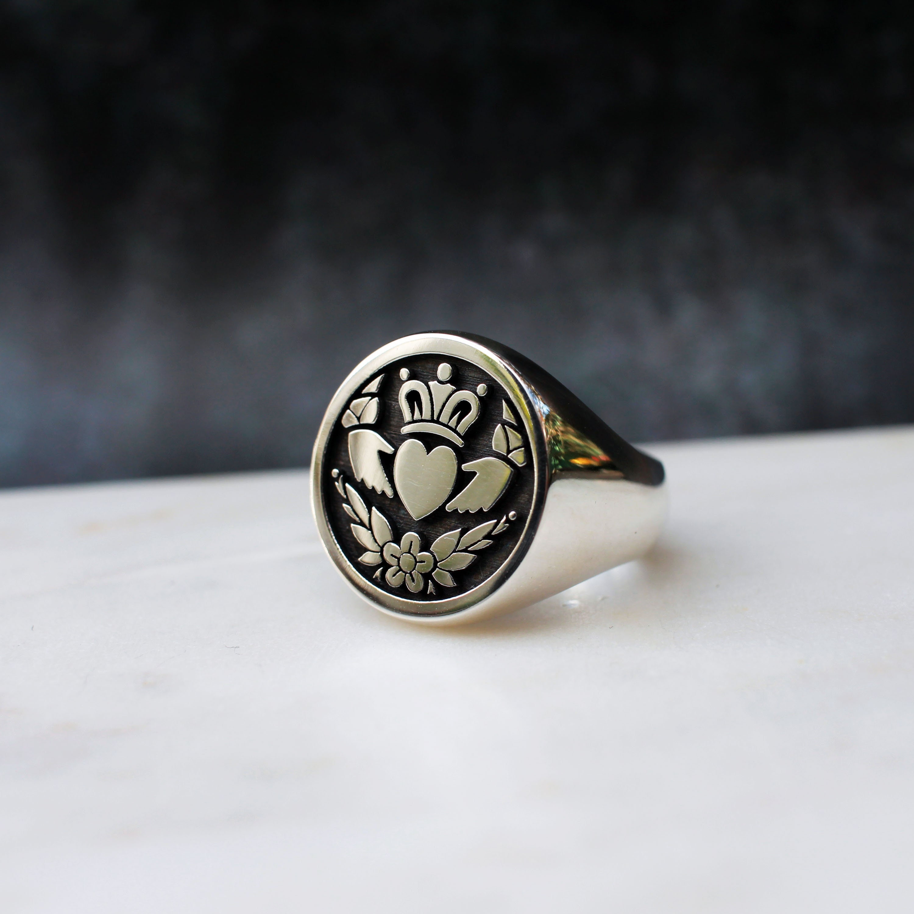 Claddagh signet best sale ring