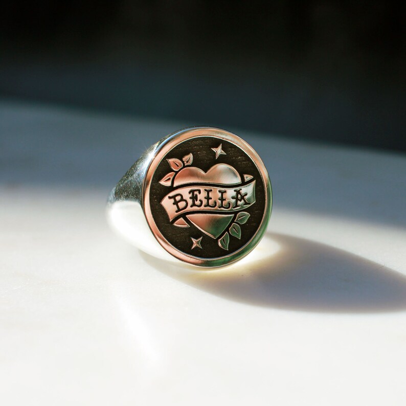 Bague prénom personnalisée, chevalière coeur tatouage, bague coeur et bannière Sailor Jerry image 8