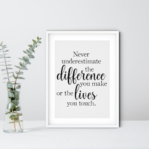 Puede incluir: Una impresión enmarcada en blanco con fondo gris y texto negro que dice "Nunca subestimes la diferencia que haces o las vidas que tocas."