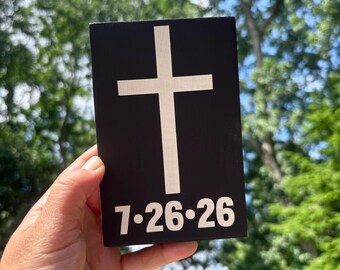 Letrero de bautismo personalizado con cruz y decoración de fecha pintada a mano