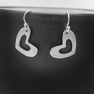 Sterling Silver Heart Earrings, Dangle Earrings Heart Jewelry, Drop Earrings with Heart Design, Minimalist Earrings with Open Heart Design Bild 4