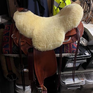 Lambskin overlay for western saddles