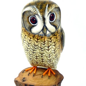 Uil op stam handgesneden hout Hoogte: 25 cm