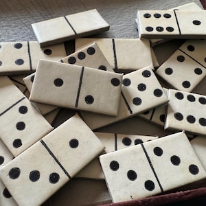 Vintage De Luxe Dominoes Game – Circa 1930s –White and Black Dot Set
