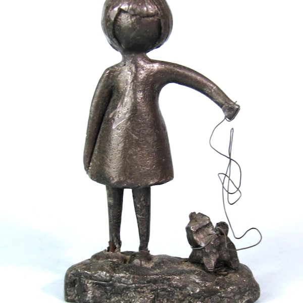 Escultura metálica de William Lattimer: Niña brutalista de mediados de siglo con perro con correa.