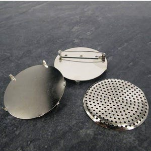 Silver plated round brooch backs with sieve discs (50mm, 10 sets)