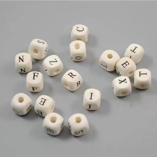 Lettres en bois crème : perles alphabet cubes de 10 mm (20 pcs)