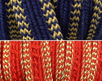 Pode incluir: Duas imagens de close-up de cordão trançado com fio dourado tecido no design. A imagem superior mostra um cordão azul marinho e a imagem inferior mostra um cordão vermelho.