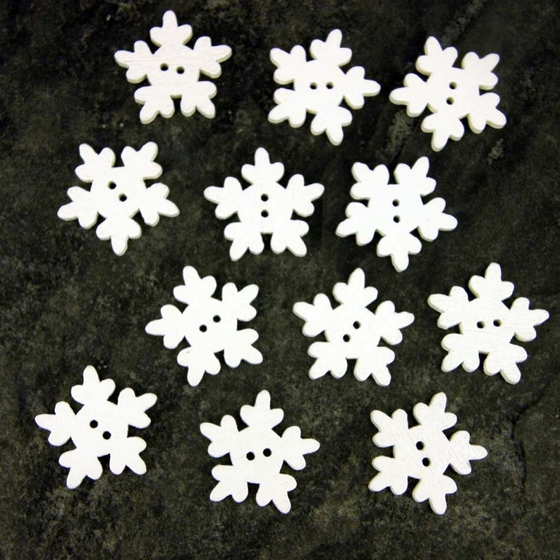 Pack of 30 Snowflake//Tree Xmas Patterns 18mm Wooden Christmas Buttons