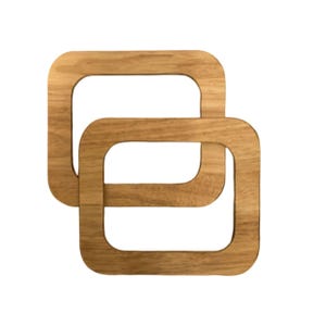 Puede incluir: Dos asas cuadradas de madera para bolsos con esquinas redondeadas. Las asas son de madera de color marr&oacute;n claro y est&aacute;n entrelazadas, creando un efecto de capas. Las asas est&aacute;n dise&ntilde;adas para la artesan&iacute;a y la fabricaci&oacute;n de bolsos.