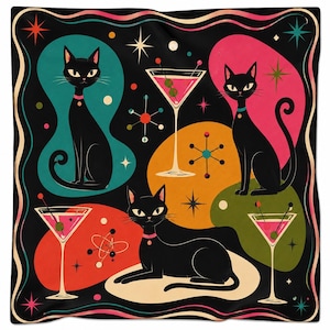 Könnte beinhalten: Ein quadratisches Tuch mit schwarzem Hintergrund und drei schwarzen Katzen, die jeweils ein Halsband tragen. Das Design zeigt drei Martinigläser mit Oliven, bunte abstrakte Formen in Türkis, Pink, Orange und Grün sowie verschiedene Sternsymbole.