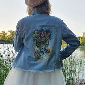 Veste en denim peinte à la main personnalisée, veste imprimée animal LION Jean Jacket, veste Festival, veste en denim Art vestes peintes sur mesure