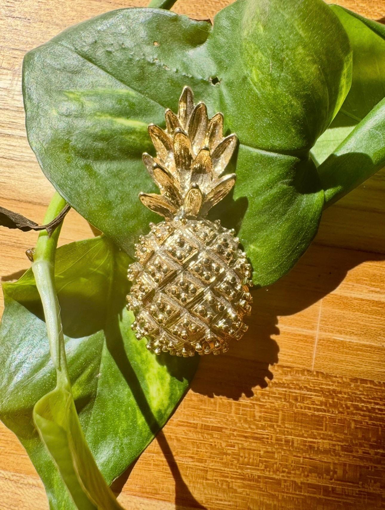 Broche dorée Banana Republic ananas