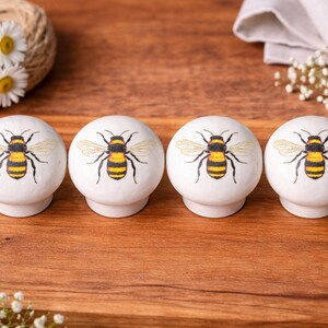 "Handgefertigter Möbelknauf ""Bumble Bee"" Möbelknauf im Waldstil weiß."