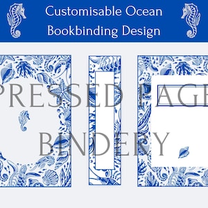 Puede incluir: Un diseño de encuadernación de libros de océano personalizable con un esquema de color azul y blanco. El diseño presenta caballitos de mar, estrellas de mar, conchas marinas y algas marinas. El texto "Customisable Ocean Bookbinding Design" está en la parte superior de la imagen.