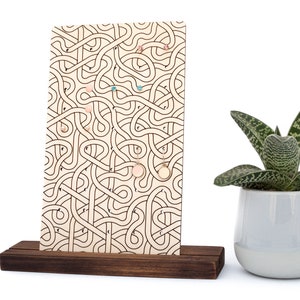 Handgemachte Ohrsteckeraufbewahrung aus Holz mit Lasergravur - Moderner Ohrring-Organizer zum Aufstellen - Design Display für Piercings