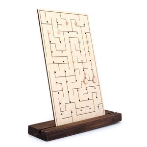 Almacenamiento elegante para pendientes y pendientes - Labyrinth Design Wooden Jewelry Display with Laser Engraving - Modern Earrings Folder