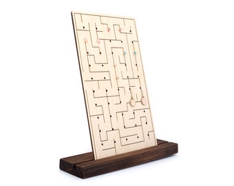 Stylische Aufbewahrung für Ohrstecker und Ohrringe - Labyrinth Design Schmuckdisplay aus Holz mit Lasergravur - Moderner Ohrschmuck Ordner