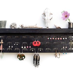 Soporte de pendiente negro - estante de pared hecho a mano de madera - almacenamiento ecológico para pendientes y aretes - soporte de joyería gótica