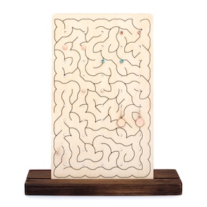 Aufbewahrung für Ohrstecker und Ohrringe - Labyrinth Design Schmuckdisplay aus Holz mit Lasergravur - Moderner Ohrschmuck Ordner Aufsteller