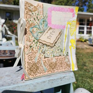 Pastel Handmade Junk Journal- Anatomisch, gruselig niedlich, kokett Upcycled Journal Made mit Vintage Grußkarten, Blumen und Skeletten