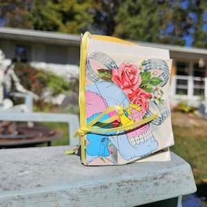 Pastell Handmade Junk Journal - Anatomisch, gruselig süß, kokett Upcycled Journal Made mit Vintage Grußkarten, mehrfarbiger Schädel