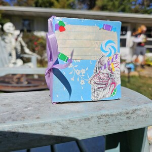 Pastel Handmade Junk Journal- Anatomisch, gruselig süß, kokett Upcycled Journal Made mit Vintage Grußkarten, Candy Face