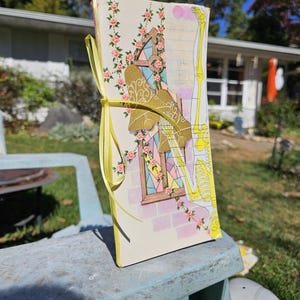 Pastel Handmade Junk Journal- Anatomisch, gruselig niedlich, kokett Upcycled Journal Made mit Vintage Grußkarten, Kirchenglocken und Knochen