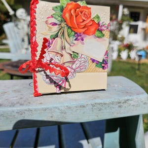 Pastel Handmade Junk Journal- Anatomisch, gruselig niedlich, kokett Upcycled Journal Made mit Vintage Grußkarten, Rosen und Gehirne