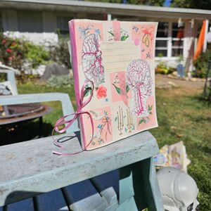 Pastel Handmade Junk Journal- Anatomisch, gruselig niedlich, kokett Upcycled Journal Made mit Vintage Grußkarten, Rosa Schachbrett
