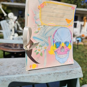 Pastel Handmade Junk Journal- Anatomisch, gruselig süß, kokett Upcycled Journal Made mit Vintage Grußkarten, Pastell Schädel