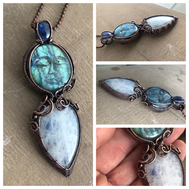 Op de afbeelding: Handgemaakte koperdraad hangerketting met een grote, gebeeldhouwde labradorietsteen met een gezichtsontwerp, een druppelvormige maansteen en een blauwe steen accent. De hanger hangt aan een koperen ketting.