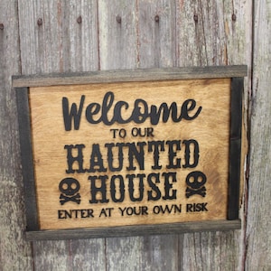 Haunted House Sign: 3D Skull Halloween Wood Decor