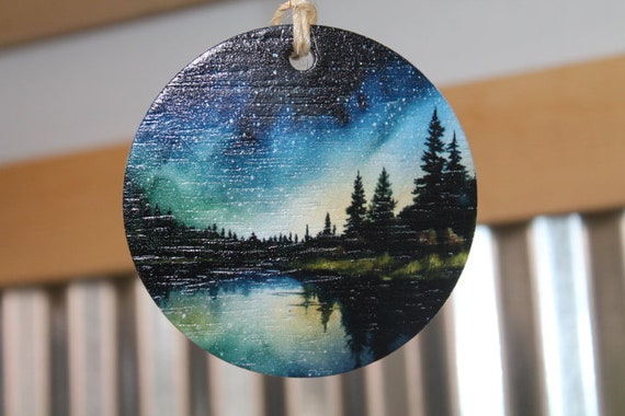 Aurora Borealis Wood Ornament – UV Printed Landscape Decor – Northern Lights Forest Scene Ornament – Rustic Nature Hanging Decoration