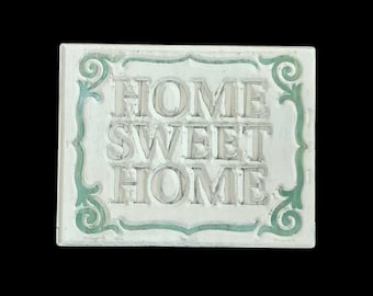 Hand‑Painted Home Sweet Home Wooden Sign – Vintage‑Style Carved Wall Décor with Green Scroll Border