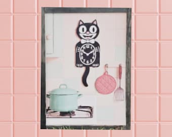 Retro Cat Kitchen Sign – Vintage‑Style Black Cat Clock with Pastel Cookware for Cute Whimsical Kitchen Wall Decor