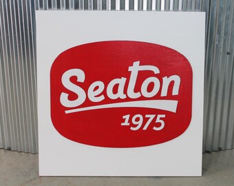 Custom Retro Family Name Sign Vintage-Style Personalized Wall Art Seaton 1975 Logo-Inspired Home Décor Established Year Sign