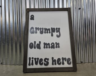 A Grumpy Old Man Lives Here Sign – Funny Wooden Wall Décor, Rustic Humor Gift for Dad, Grandpa, or Man Cave, 3D Lettering